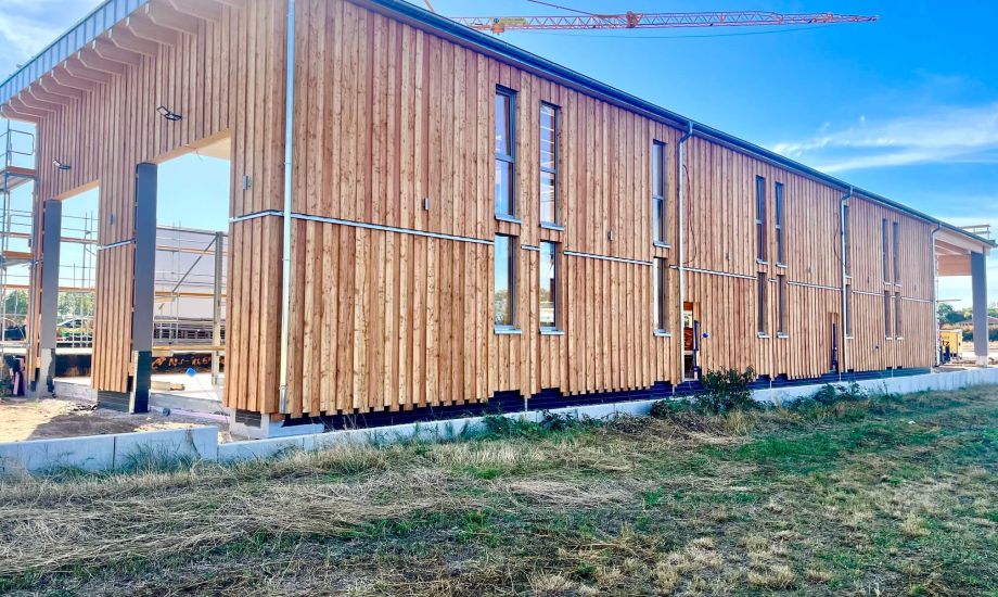 Die Hallenfassade ist fertig