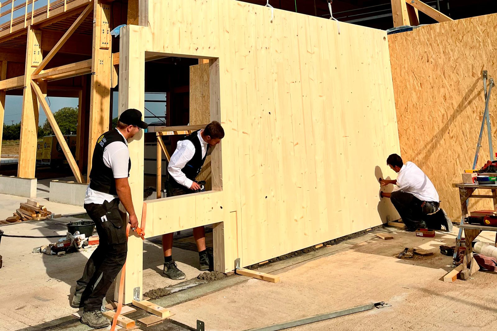 Aufschlagen Holzbau Betriebsgebäude startet