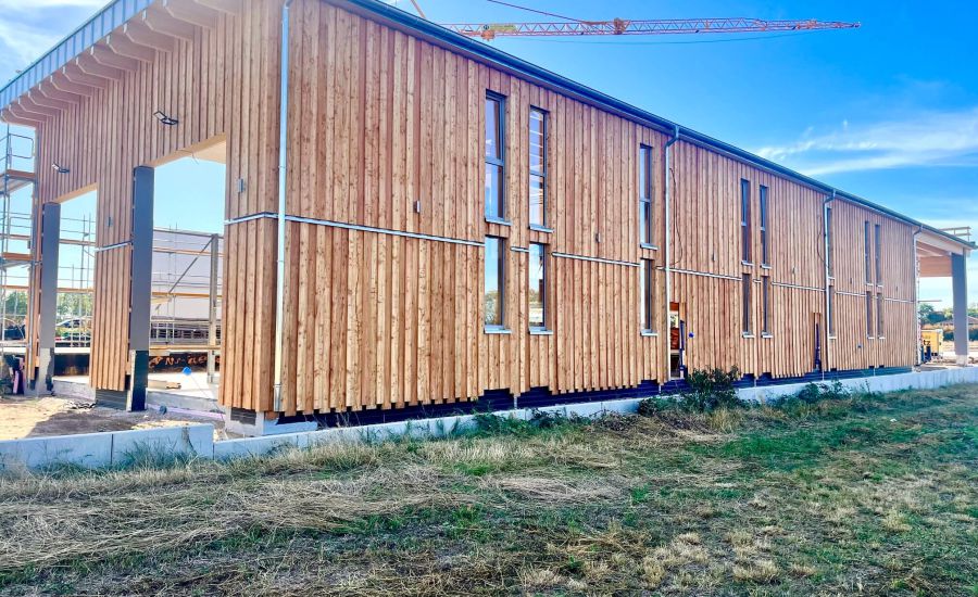 Die Hallenfassade ist fertig
