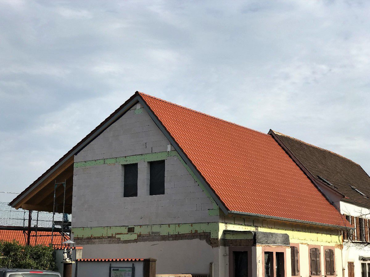 Dämmung, Spenglerarbeiten und Dacheindeckung mit Ton-Ziegeln für die Purzelhasen